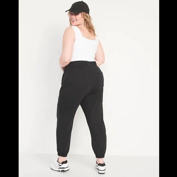 NWT! Black High-Waisted Dynamic Fleece Pintucked Sweatpants - Multiple 💙 - Picture 4 of 6